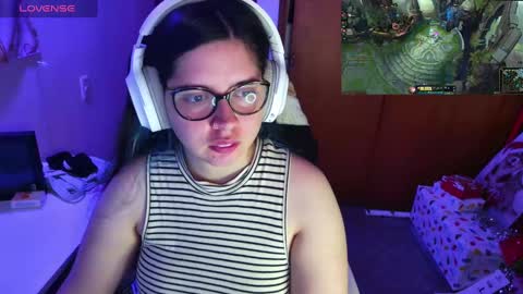 Snapshot of vallolet1_ chatting on 12/12/24, 01:21 Im Violet online show from 12/12/24, 01:21