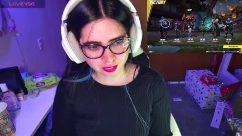 Snapshot of vallolet1_ chatting on 12/23/24, 05:06 Im Violet online show from 12/23/24, 05:06