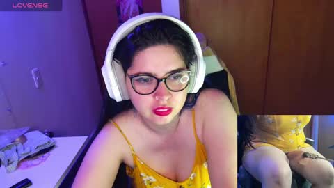 Snapshot of vallolet1_ chatting on 12/27/24, 01:11 Im Violet online show from 12/27/24, 01:11