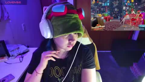 Snapshot of vallolet1_ chatting on 12/30/24, 01:37 Im Violet online show from 12/30/24, 01:37