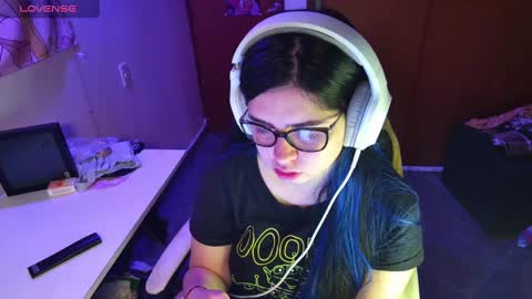 Snapshot of vallolet1_ chatting on 01/01/25, 12:11 Im Violet online show from 01/01/25, 12:11