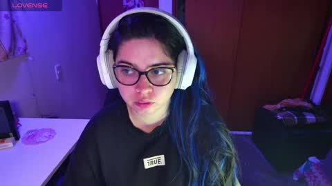 Snapshot of vallolet1_ chatting on 01/08/25, 02:35 Im Violet online show from 01/08/25, 02:35