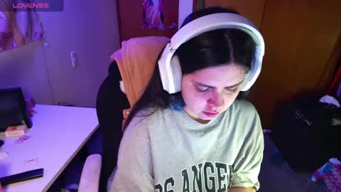 Snapshot of vallolet1_ chatting on 01/12/25, 05:34 Im Violet online show from 01/12/25, 05:34