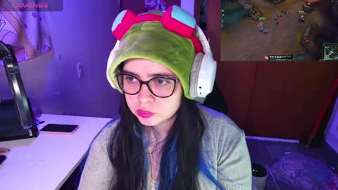 Snapshot of vallolet1_ chatting on 01/23/25, 02:23 Im Violet online show from 01/23/25, 02:23