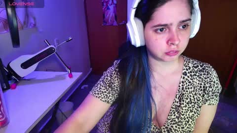 Snapshot of vallolet1_ chatting on 01/26/25, 02:24 Im Violet online show from 01/26/25, 02:24