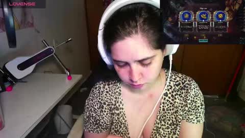 Snapshot of vallolet1_ chatting on 01/27/25, 02:42 Im Violet online show from 01/27/25, 02:42