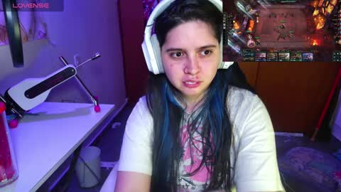 Snapshot of vallolet1_ chatting on 01/30/25, 02:06 Im Violet online show from 01/30/25, 02:06