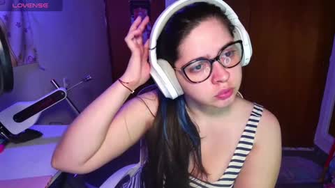 Snapshot of vallolet1_ chatting on 02/05/25, 09:25 Im Violet online show from 02/05/25, 09:25