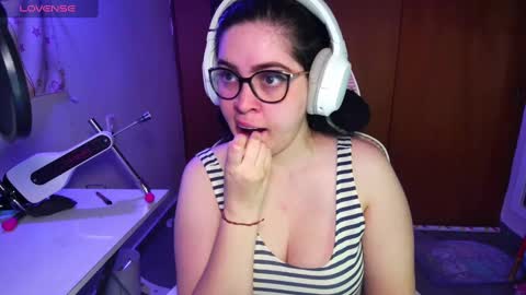 Snapshot of vallolet1_ chatting on 02/06/25, 12:00 Im Violet online show from 02/06/25, 12:00