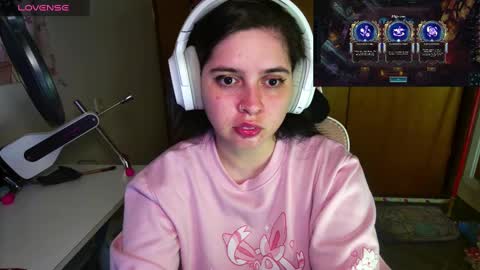 Snapshot of vallolet1_ chatting on 02/15/25, 01:53 Im Violet online show from 02/15/25, 01:53