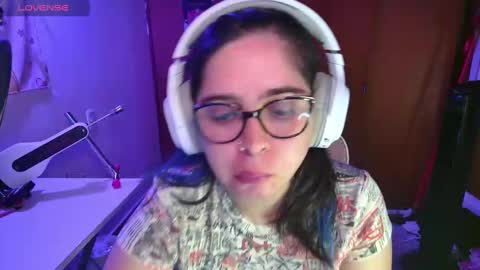 Snapshot of vallolet1_ chatting on 02/24/25, 03:33 Im Violet online show from 02/24/25, 03:33