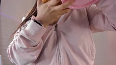 Snapshot of valloletsamar chatting on 01/08/25, 11:32 Vallolet Peach  online show from 01/08/25, 11:32