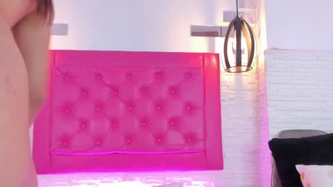 Snapshot of valloletsamar chatting on 01/31/25, 02:39 Vallolet Peach  online show from 01/31/25, 02:39