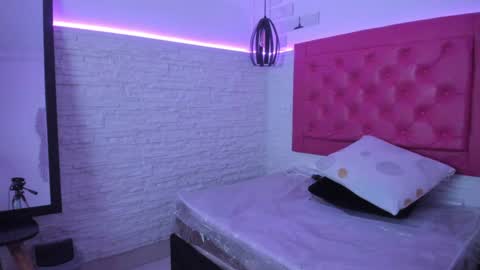 Snapshot of valloletsamar chatting on 02/08/25, 11:12 Vallolet Peach  online show from 02/08/25, 11:12