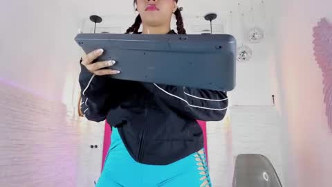 Snapshot of valloletsamar chatting on 02/09/25, 11:14 Vallolet Peach  online show from 02/09/25, 11:14