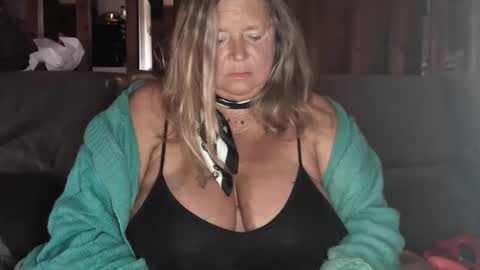 Snapshot of vampwoman chatting on 01/03/25, 04:06 vampwoman online show from 01/03/25, 04:06