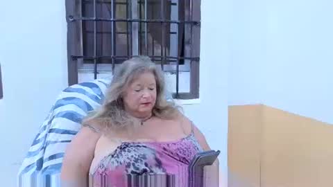 Snapshot of vampwoman chatting on 10/04/25, 07:06 vampwoman online show from 10/04/25, 07:06