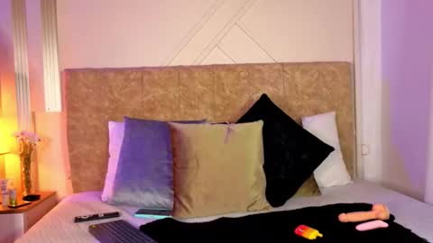 vane_coral online show from 03/10/26, 03:33