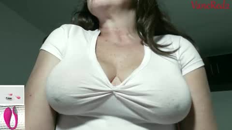 Snapshot of vanessared2 chatting on 12/18/25, 12:27 Vanesared2 online show from 12/18/25, 12:27