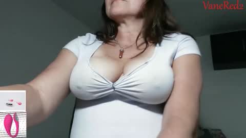 Snapshot of vanessared2 chatting on 12/20/25, 01:02 Vanesared2 online show from 12/20/25, 01:02