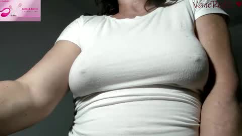 Snapshot of vanessared2 chatting on 05/16/26, 12:40 Vanesared2 online show from 05/16/26, 12:40