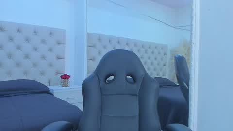 vanessascott_ online show from 04/23/26, 08:46