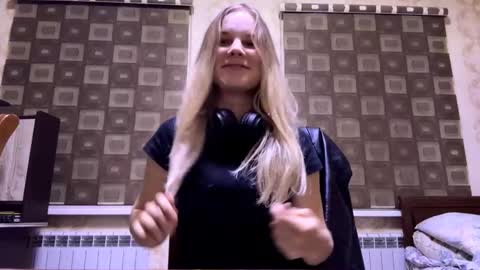 Snapshot of vaniasaisa chatting on 11/12/25, 01:44 Saisa online show from 11/12/25, 01:44