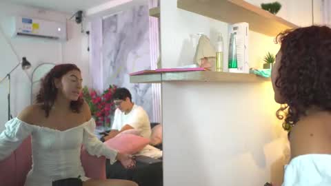 Snapshot of vanilla_hot_ chatting on 10/19/25, 07:36 vanilla_hot_ online show from 10/19/25, 07:36