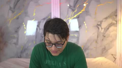 Snapshot of vanilla_hot_ chatting on 10/28/25, 01:36 vanilla_hot_ online show from 10/28/25, 01:36