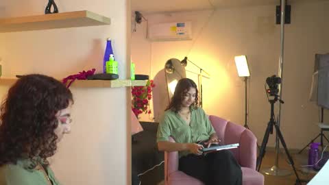 Snapshot of vanilla_hot_ chatting on 11/14/25, 01:54 vanilla_hot_ online show from 11/14/25, 01:54