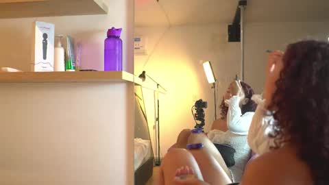 Snapshot of vanilla_hot_ chatting on 11/17/25, 01:17 vanilla_hot_ online show from 11/17/25, 01:17