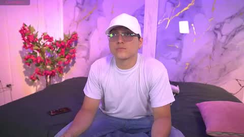 Snapshot of vanilla_hot_ chatting on 12/15/25, 07:29 vanilla_hot_ online show from 12/15/25, 07:29