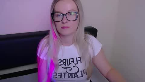 Mia online show from 09/22/25, 06:59