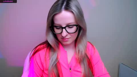 Snapshot of vanillaex_ chatting on 02/10/26, 08:18 Mia online show from 02/10/26, 08:18