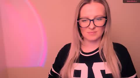 Snapshot of vanillaex_ chatting on 02/16/26, 05:31 Mia online show from 02/16/26, 05:31