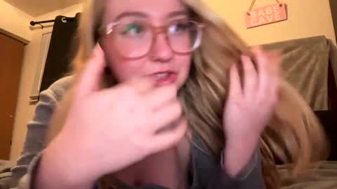 Snapshot of vanillapuddingpie chatting on 12/09/24, 02:45 vanillapuddingpie online show from 12/09/24, 02:45