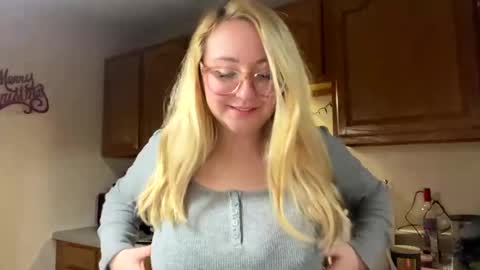 Snapshot of vanillapuddingpie chatting on 12/11/24, 02:41 vanillapuddingpie online show from 12/11/24, 02:41