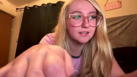 Snapshot of vanillapuddingpie chatting on 01/05/25, 02:17 vanillapuddingpie online show from 01/05/25, 02:17