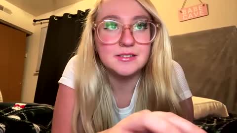 Snapshot of vanillapuddingpie chatting on 01/08/25, 02:46 vanillapuddingpie online show from 01/08/25, 02:46