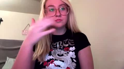 Snapshot of vanillapuddingpie chatting on 01/23/25, 01:41 vanillapuddingpie online show from 01/23/25, 01:41