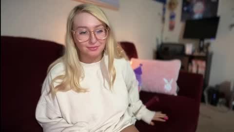 Snapshot of vanillapuddingpie chatting on 03/08/25, 03:28 vanillapuddingpie online show from 03/08/25, 03:28