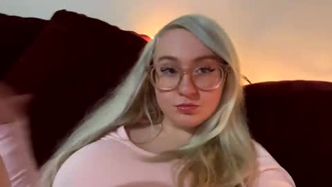 Snapshot of vanillapuddingpie chatting on 11/17/25, 03:23 vanillapuddingpie online show from 11/17/25, 03:23