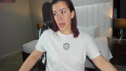 Snapshot of vanitysex chatting on 02/06/25, 11:32 Karine online show from 02/06/25, 11:32