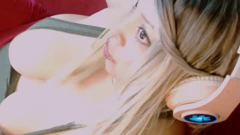Snapshot of vanne_amet chatting on 05/13/26, 02:42 free follow me online show from 05/13/26, 02:42