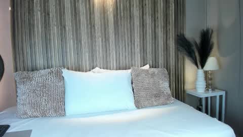 V A N N E S A   online show from 10/24/25, 11:39