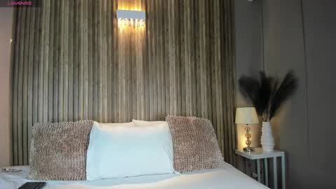 V A N N E S A   online show from 11/24/25, 11:32