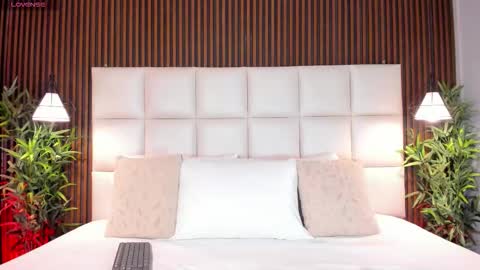 V A N N E S A   online show from 12/17/25, 12:00