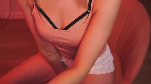 Snapshot of variety_moments chatting on 12/02/24, 03:58 Heeeeey Im Hanna the art of tease online show from 12/02/24, 03:58
