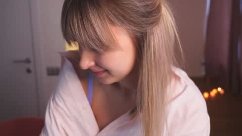 Snapshot of variety_moments chatting on 12/15/24, 04:07 Heeeeey Im Hanna the art of tease online show from 12/15/24, 04:07