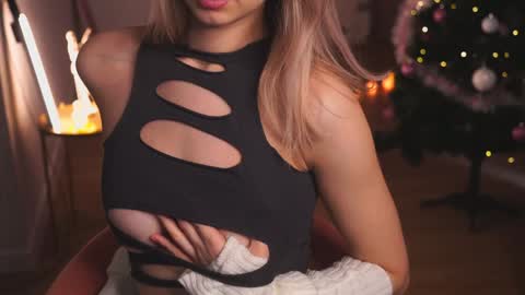 Snapshot of variety_moments chatting on 12/25/24, 03:40 Heeeeey Im Hanna the art of tease online show from 12/25/24, 03:40
